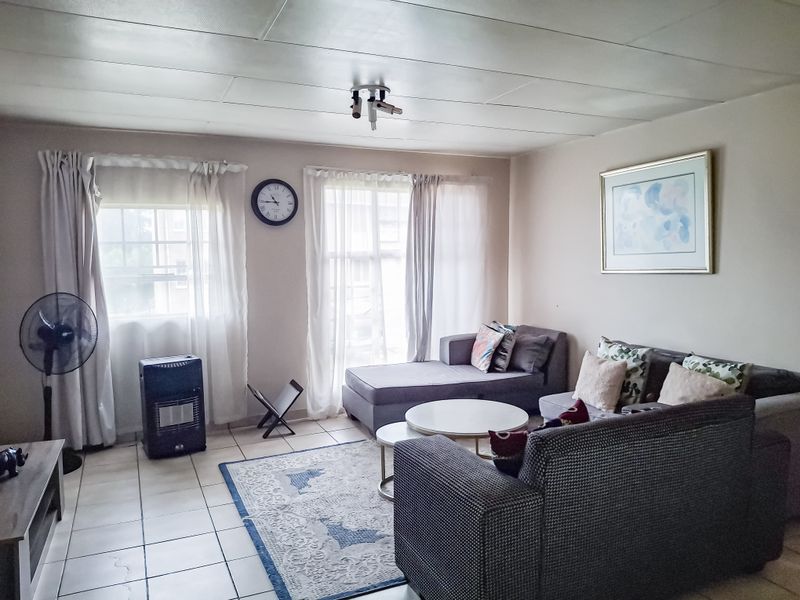 This sleek two-bedroom apartment - Photo 6