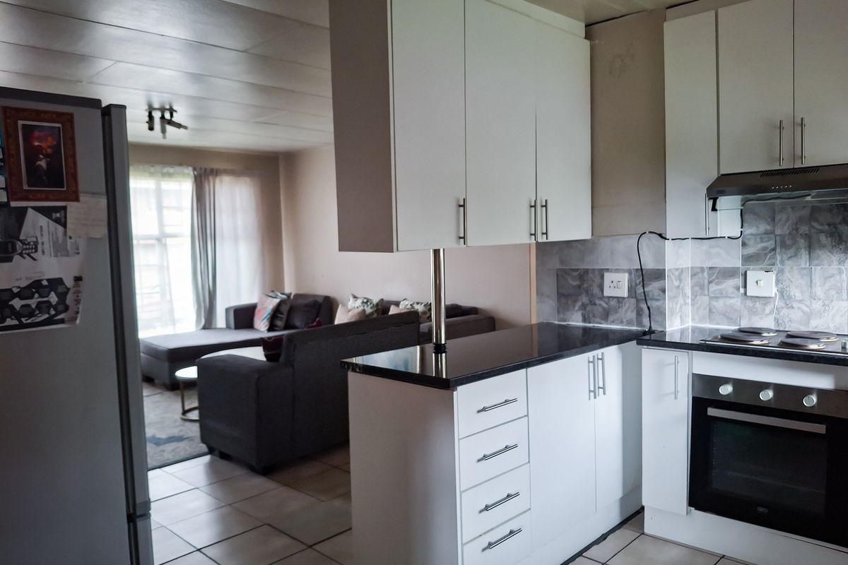 This sleek two-bedroom apartment - Photo 4