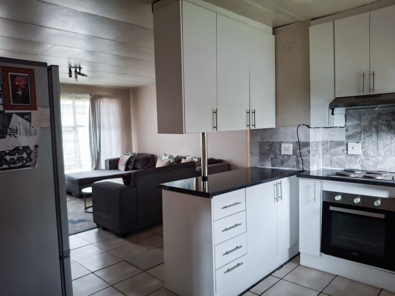 This sleek two-bedroom apartment - Photo 4