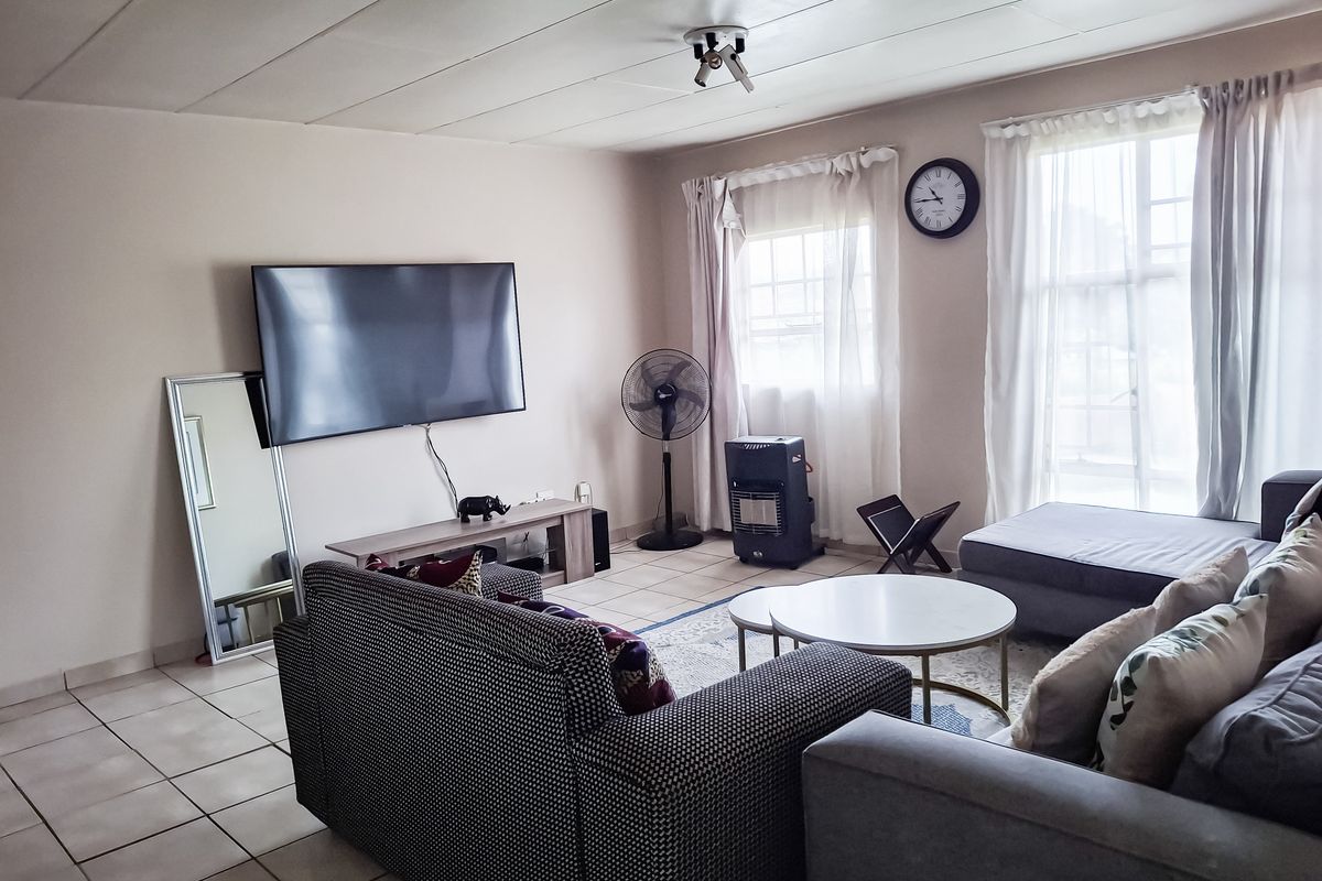 This sleek two-bedroom apartment - Photo 5