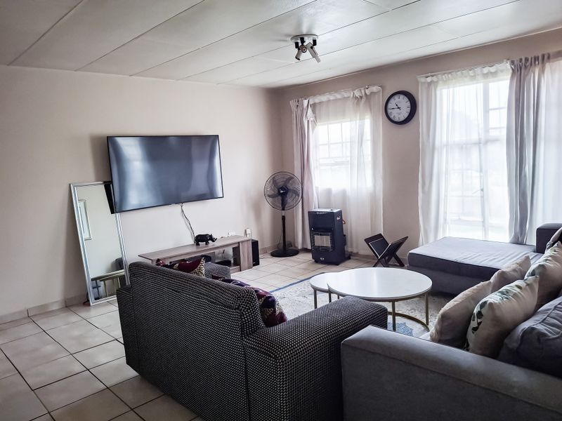 This sleek two-bedroom apartment - Photo 5