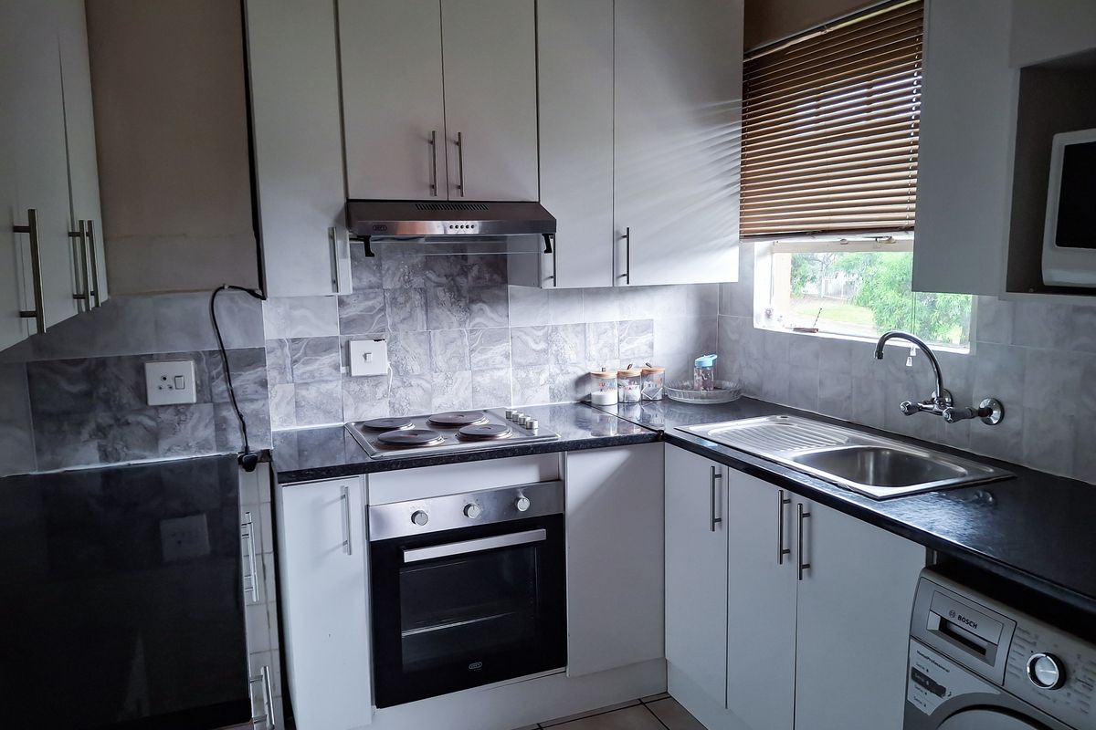 This sleek two-bedroom apartment - Photo 3