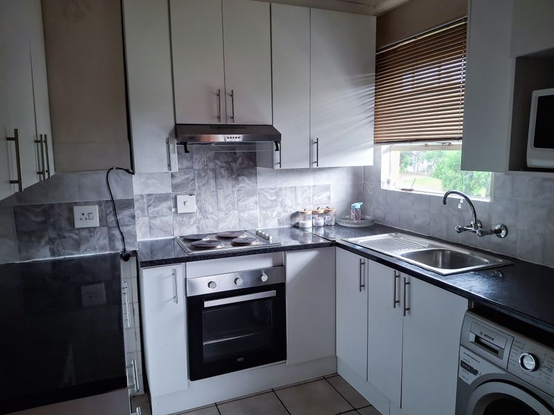 This sleek two-bedroom apartment - Photo 3