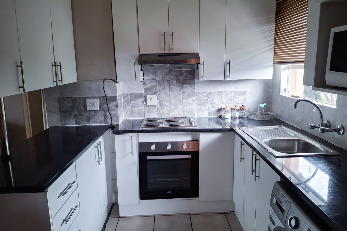 This sleek two-bedroom apartment - Photo 2