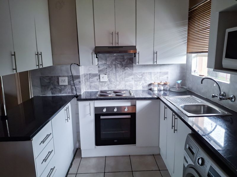 This sleek two-bedroom apartment - Photo 2