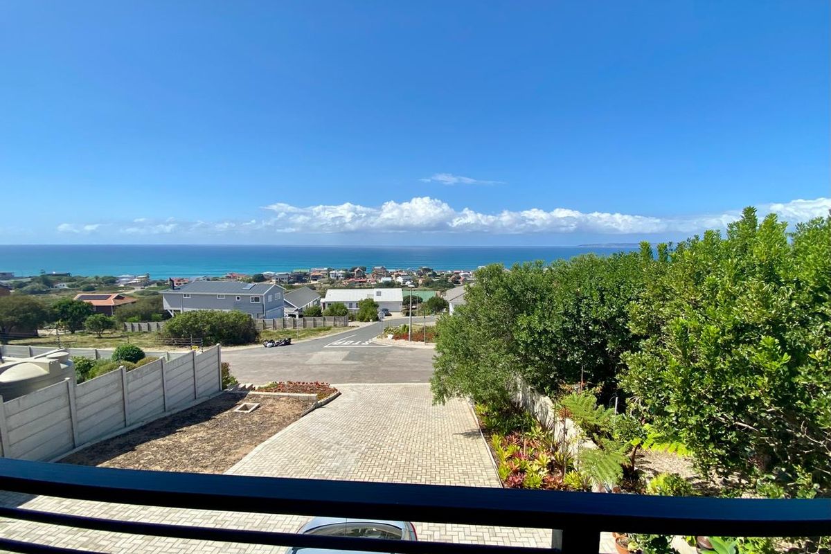 Beautifully Maintained 3-Bedroom Home with Ocean Views - Photo 2