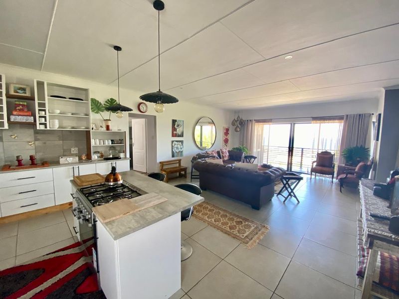 Beautifully Maintained 3-Bedroom Home with Ocean Views - Photo 10