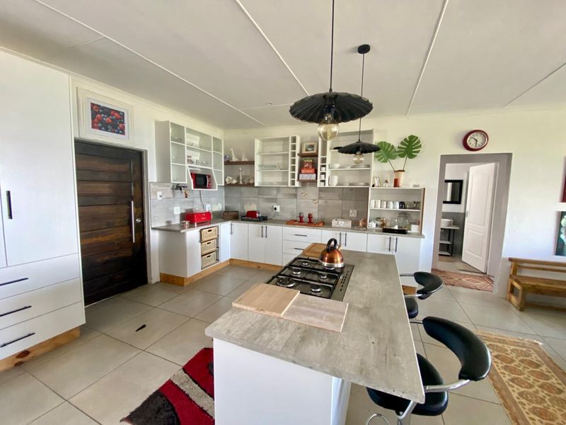 Beautifully Maintained 3-Bedroom Home with Ocean Views - Photo 9