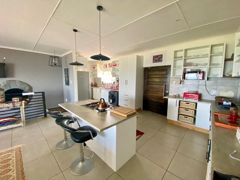 Beautifully Maintained 3-Bedroom Home with Ocean Views - Photo 8