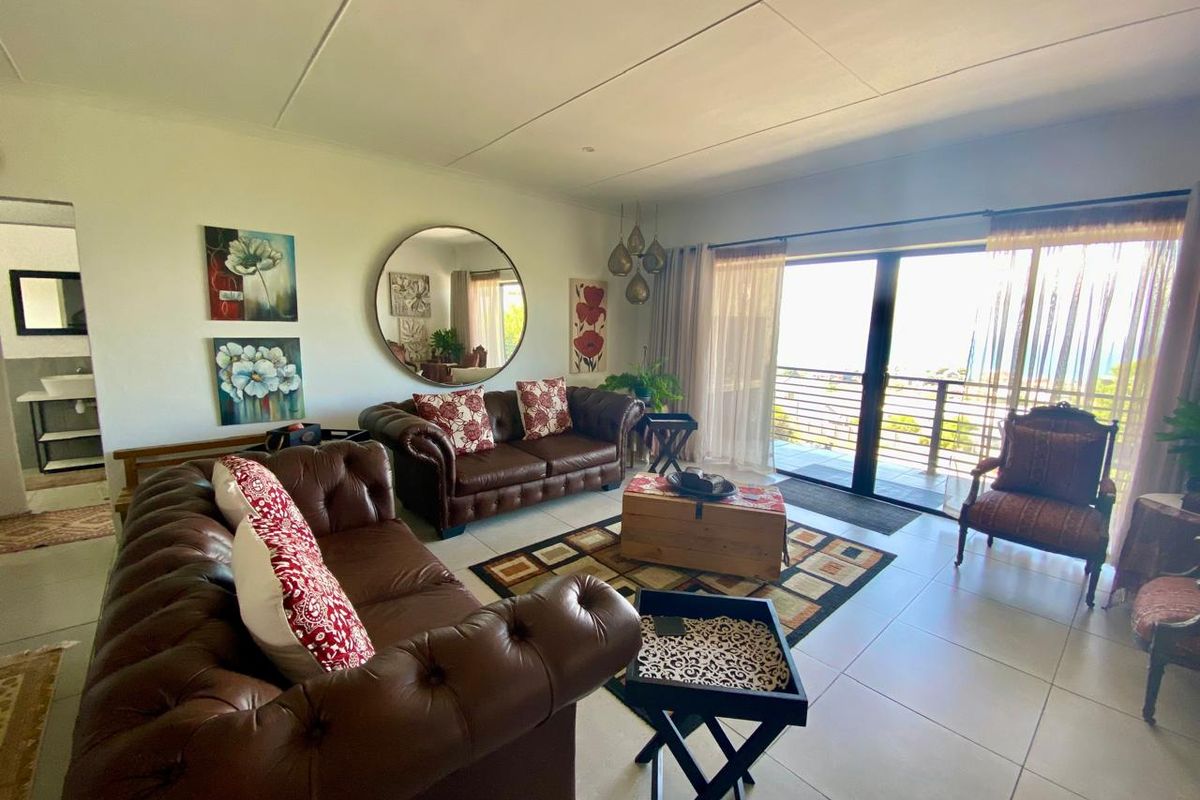 Beautifully Maintained 3-Bedroom Home with Ocean Views - Photo 4