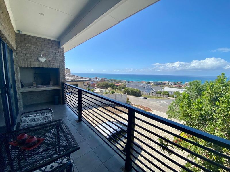 Beautifully Maintained 3-Bedroom Home with Ocean Views - Photo 6