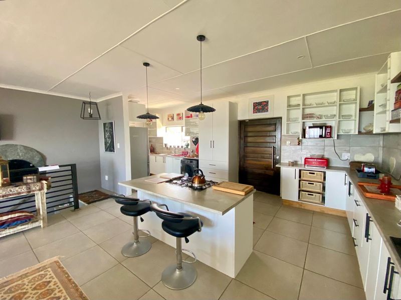 Beautifully Maintained 3-Bedroom Home with Ocean Views - Photo 5