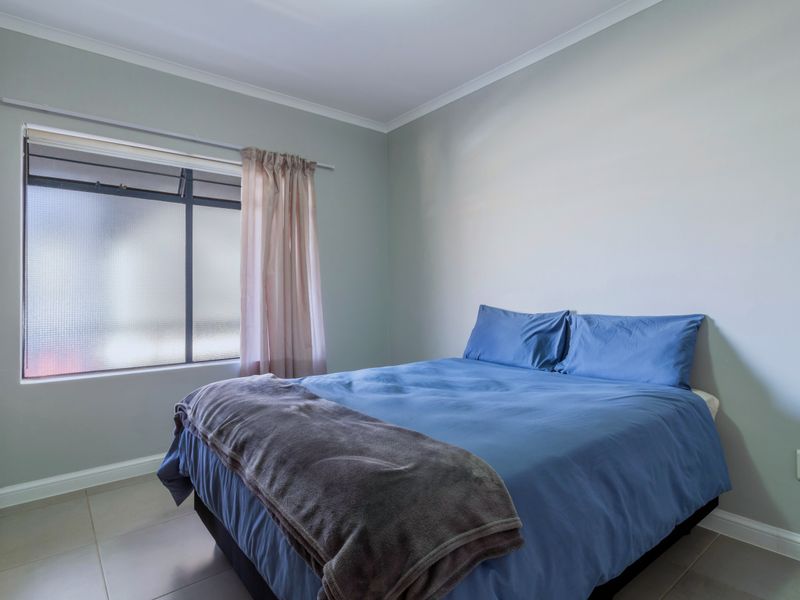 Modern 2-Bedroom Apartment in Secure 7 on Middle Estate - Photo 9