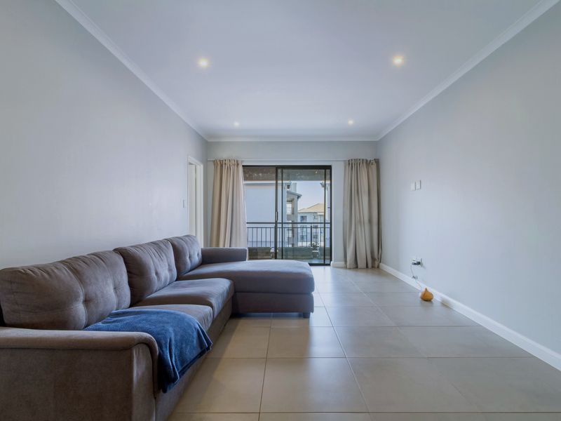 Modern 2-Bedroom Apartment in Secure 7 on Middle Estate - Photo 3