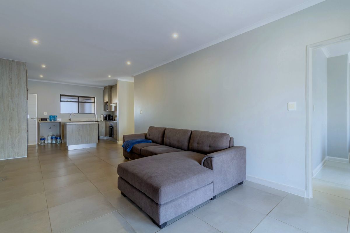 Modern 2-Bedroom Apartment in Secure 7 on Middle Estate - Photo 5