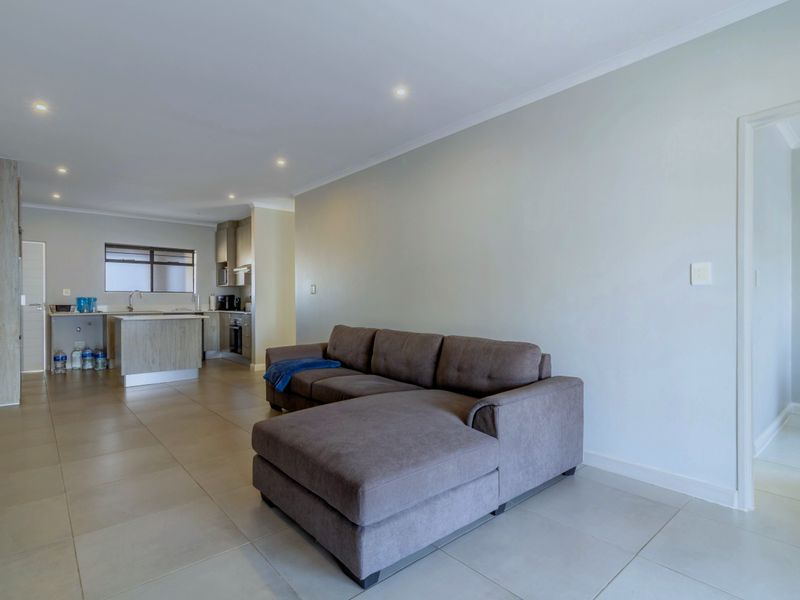Modern 2-Bedroom Apartment in Secure 7 on Middle Estate - Photo 5
