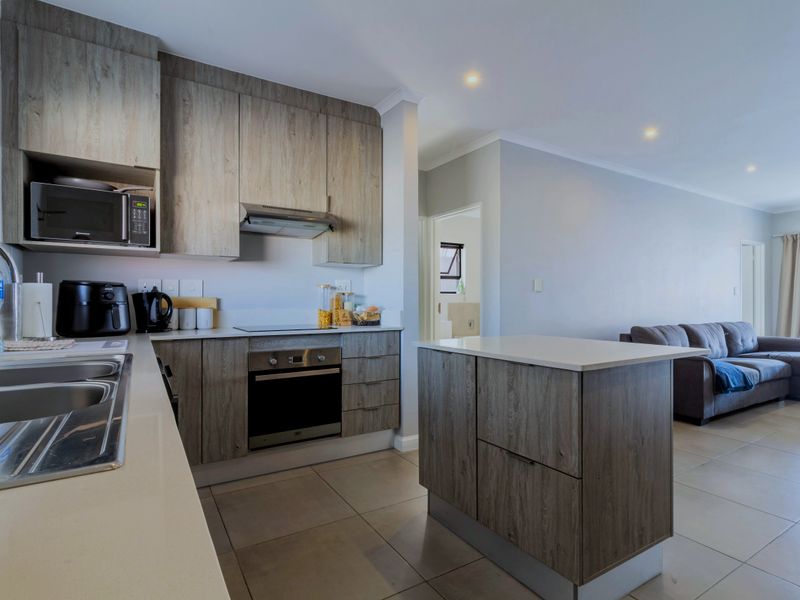 Modern 2-Bedroom Apartment in Secure 7 on Middle Estate - Photo 2