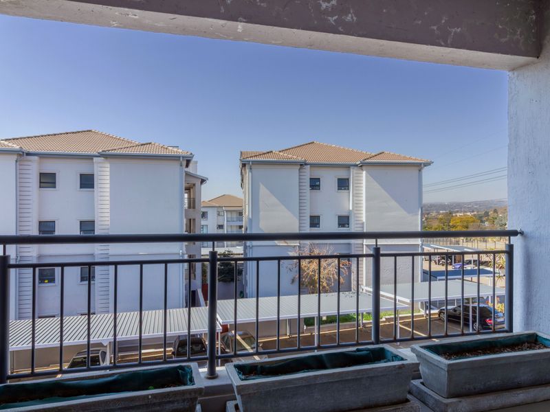 Modern 2-Bedroom Apartment in Secure 7 on Middle Estate - Photo 10