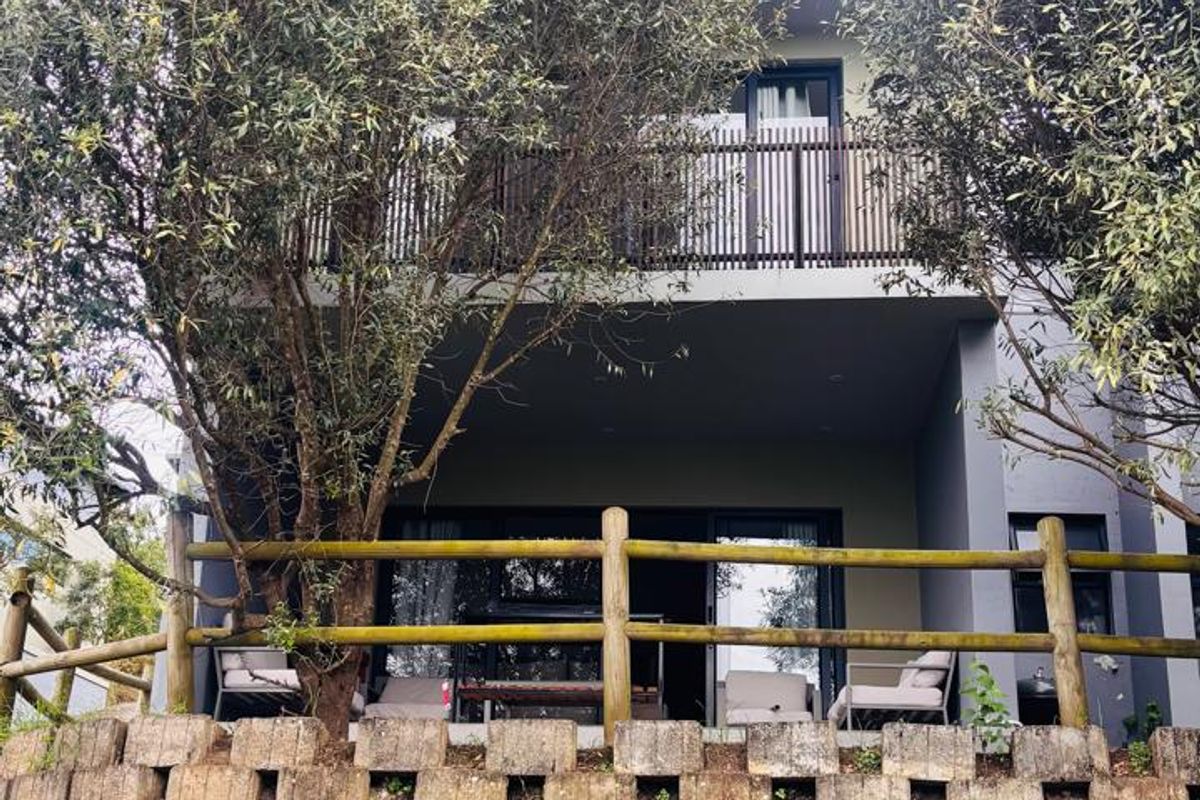 Beautiful 3-Bedroom Townhouse in Palm Lakes Estate - Photo 2