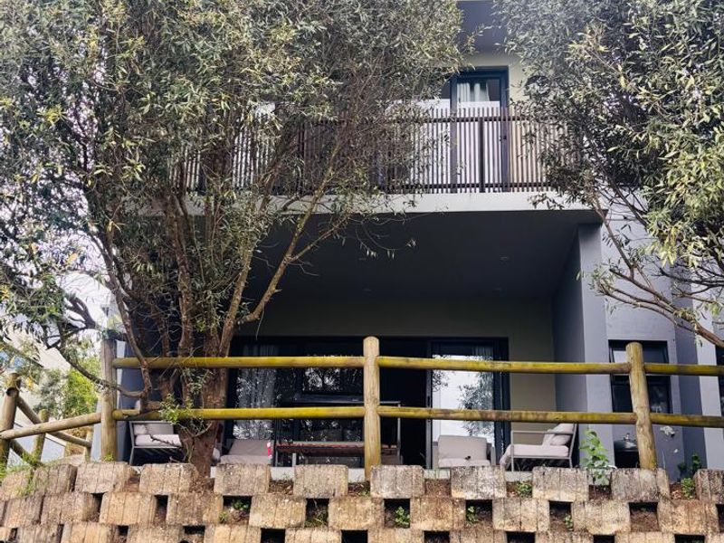 Beautiful 3-Bedroom Townhouse in Palm Lakes Estate - Photo 2