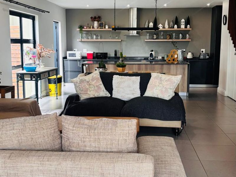 Beautiful 3-Bedroom Townhouse in Palm Lakes Estate - Photo 9