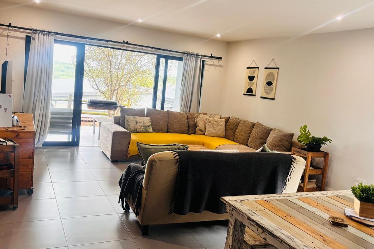 Beautiful 3-Bedroom Townhouse in Palm Lakes Estate - Photo 4