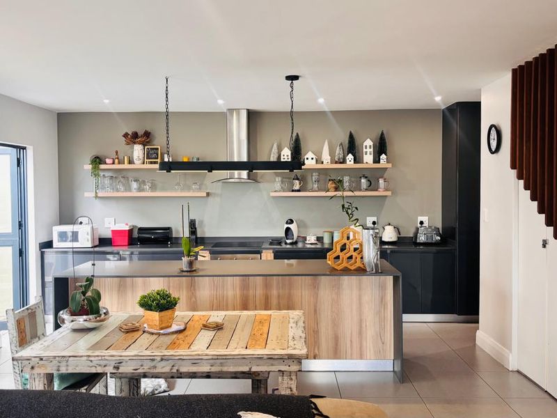 Beautiful 3-Bedroom Townhouse in Palm Lakes Estate - Photo 7