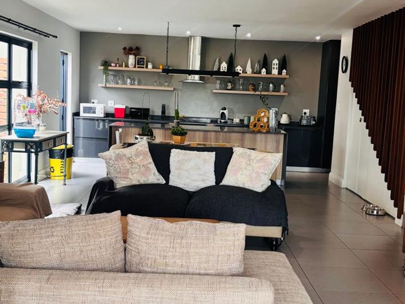 Beautiful 3-Bedroom Townhouse in Palm Lakes Estate - Photo 6