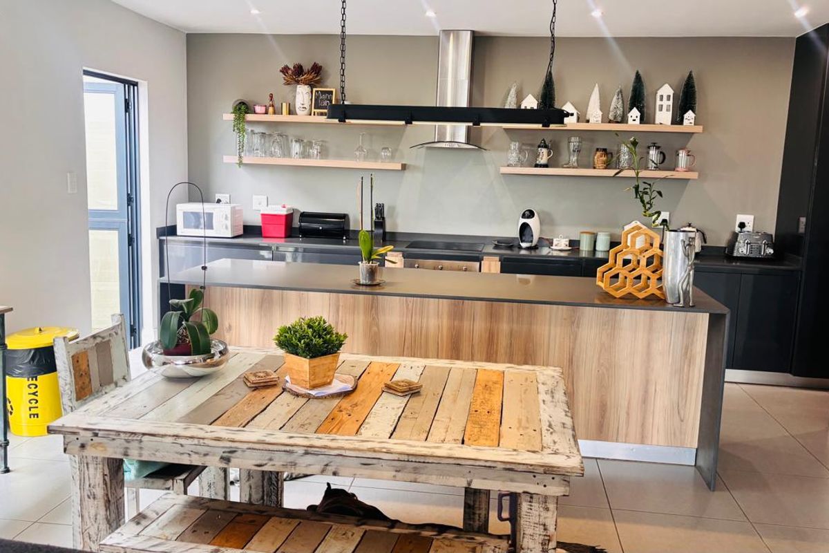 Beautiful 3-Bedroom Townhouse in Palm Lakes Estate - Photo 3