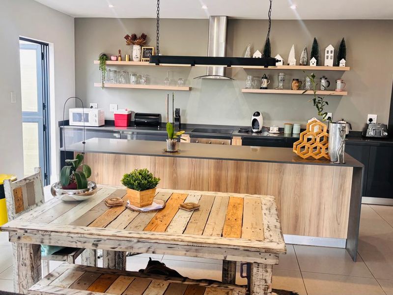 Beautiful 3-Bedroom Townhouse in Palm Lakes Estate - Photo 3