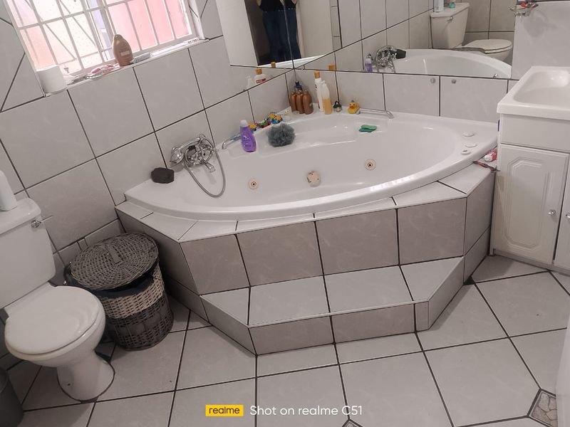 3 Bedroom House with flatlet for sale in van Dyk Park - Photo 8