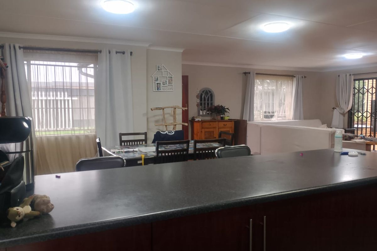 3 Bedroom House with flatlet for sale in van Dyk Park - Photo 2