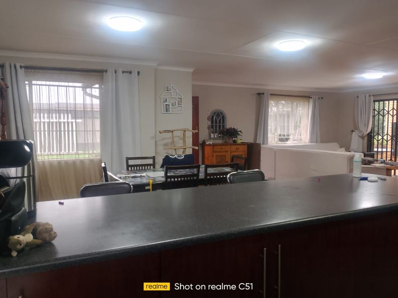 3 Bedroom House with flatlet for sale in van Dyk Park - Photo 2