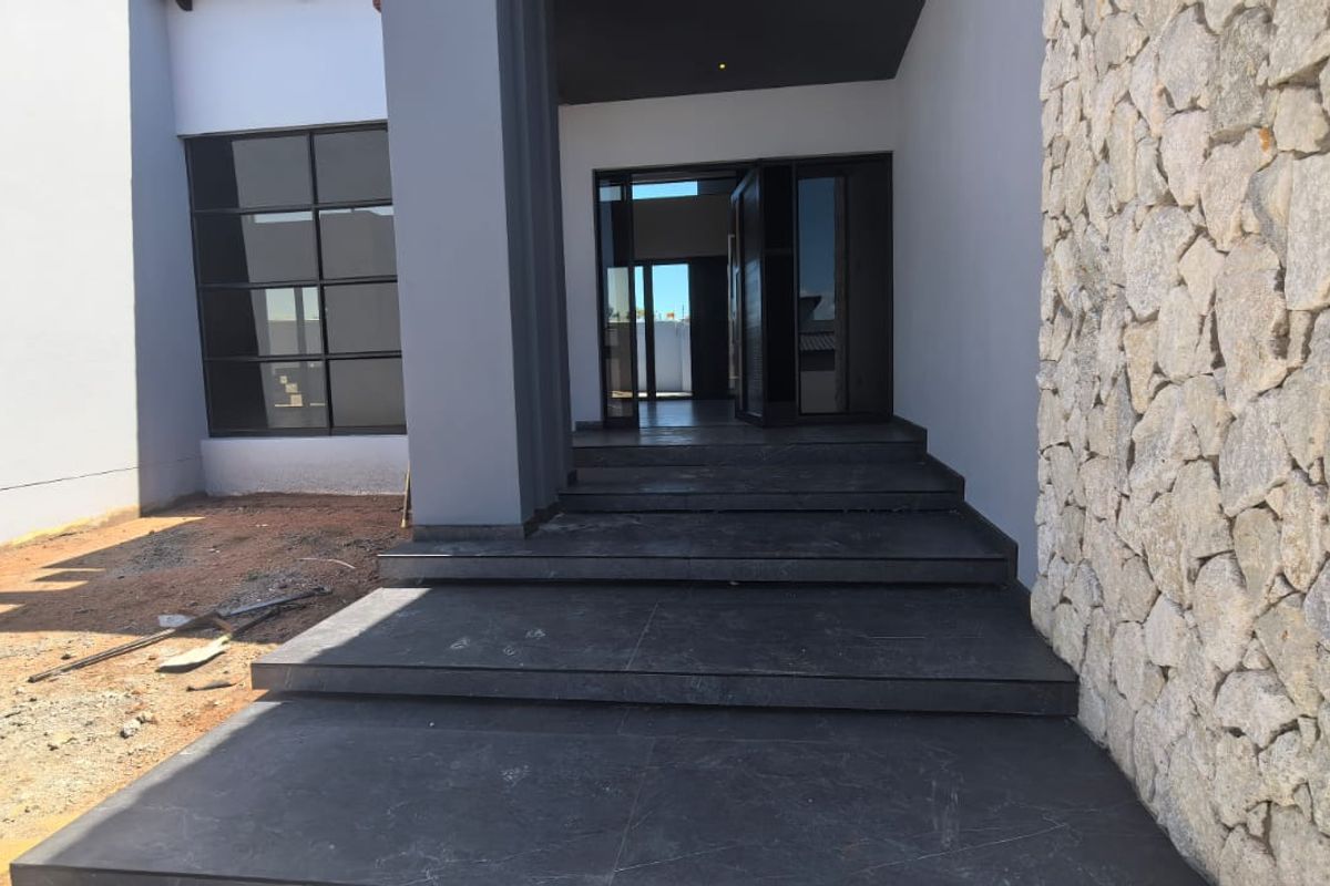 Exquisite Luxury Home in Prestigious Schoongezight! - Photo 2