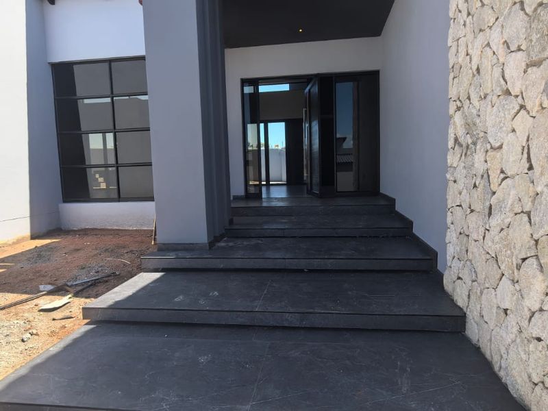 Exquisite Luxury Home in Prestigious Schoongezight! - Photo 2