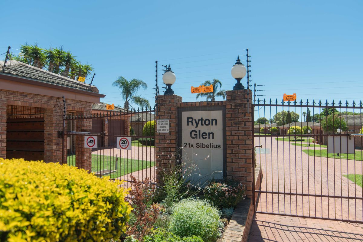 Spacious Face brick Home in Sought-After Complex – Walmer Heights - Photo 3