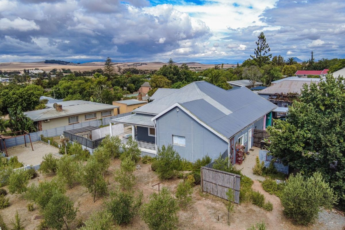 Charming Victorian-Style Home with Cottage, Borehole & Excellent Security - Photo 2