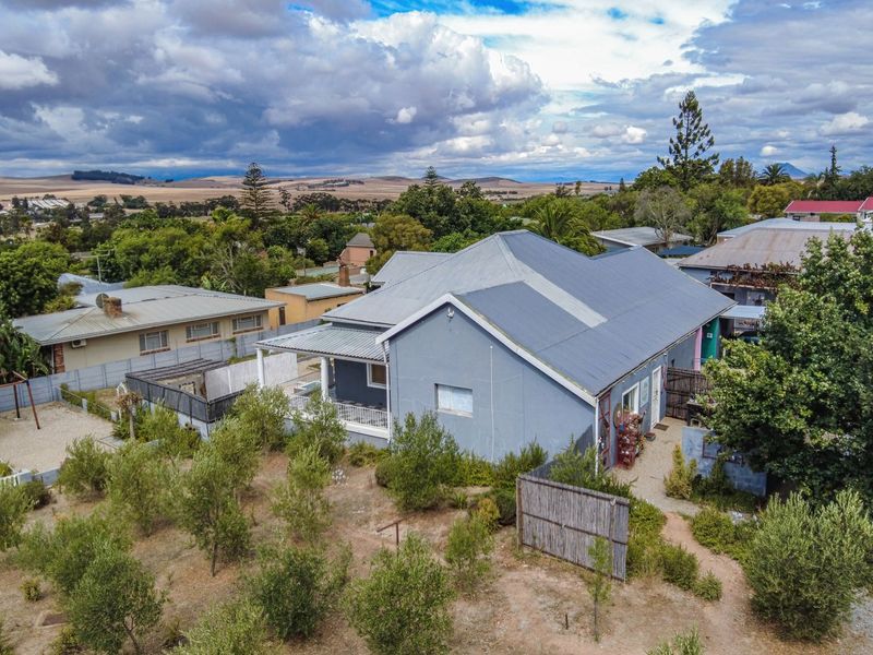 Charming Victorian-Style Home with Cottage, Borehole & Excellent Security - Photo 2