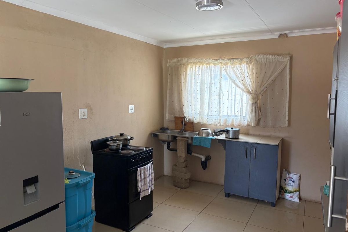 2 bed House in Soshanguve - Photo 2