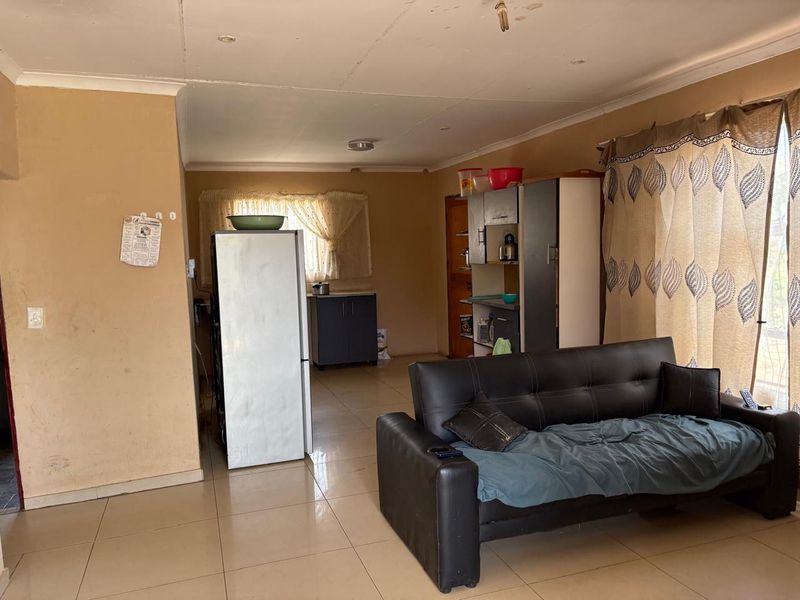 2 bed House in Soshanguve - Photo 6