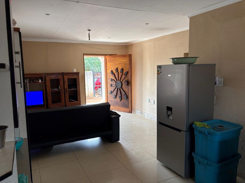 2 bed House in Soshanguve - Photo 5