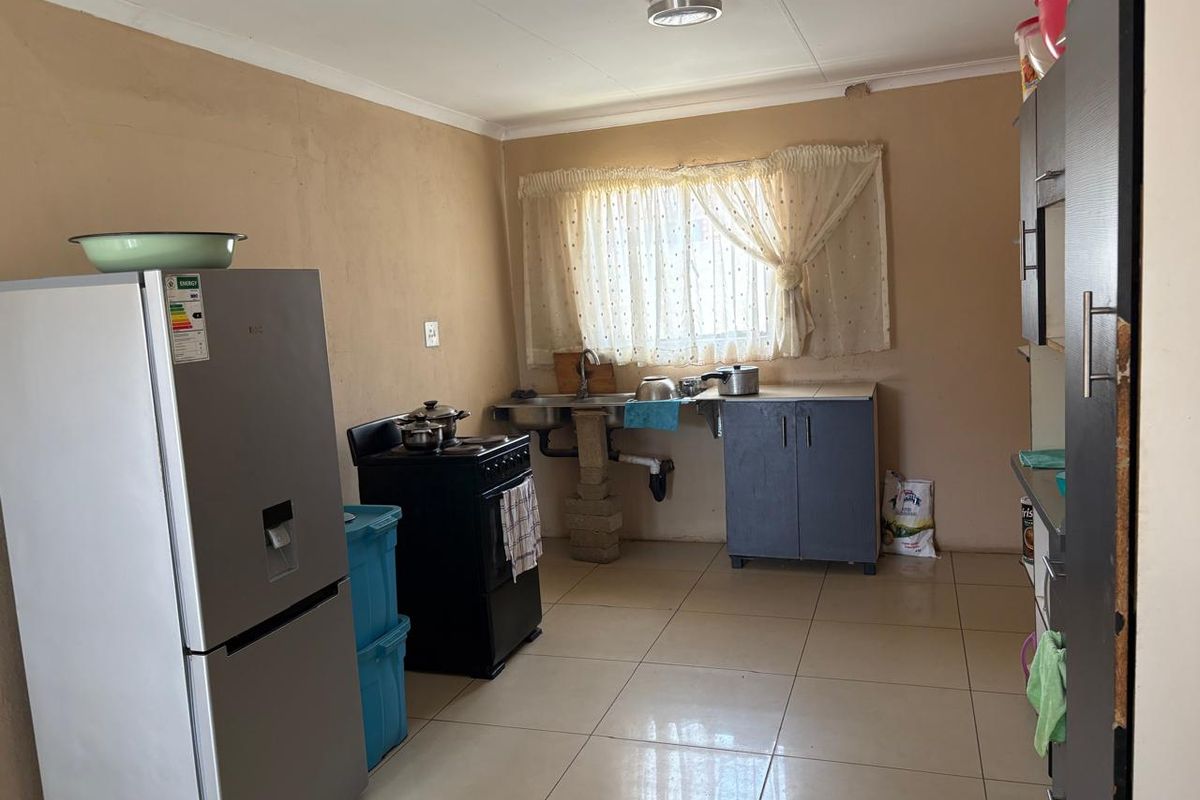 2 bed House in Soshanguve - Photo 3