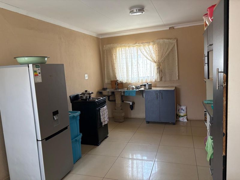 2 bed House in Soshanguve - Photo 3