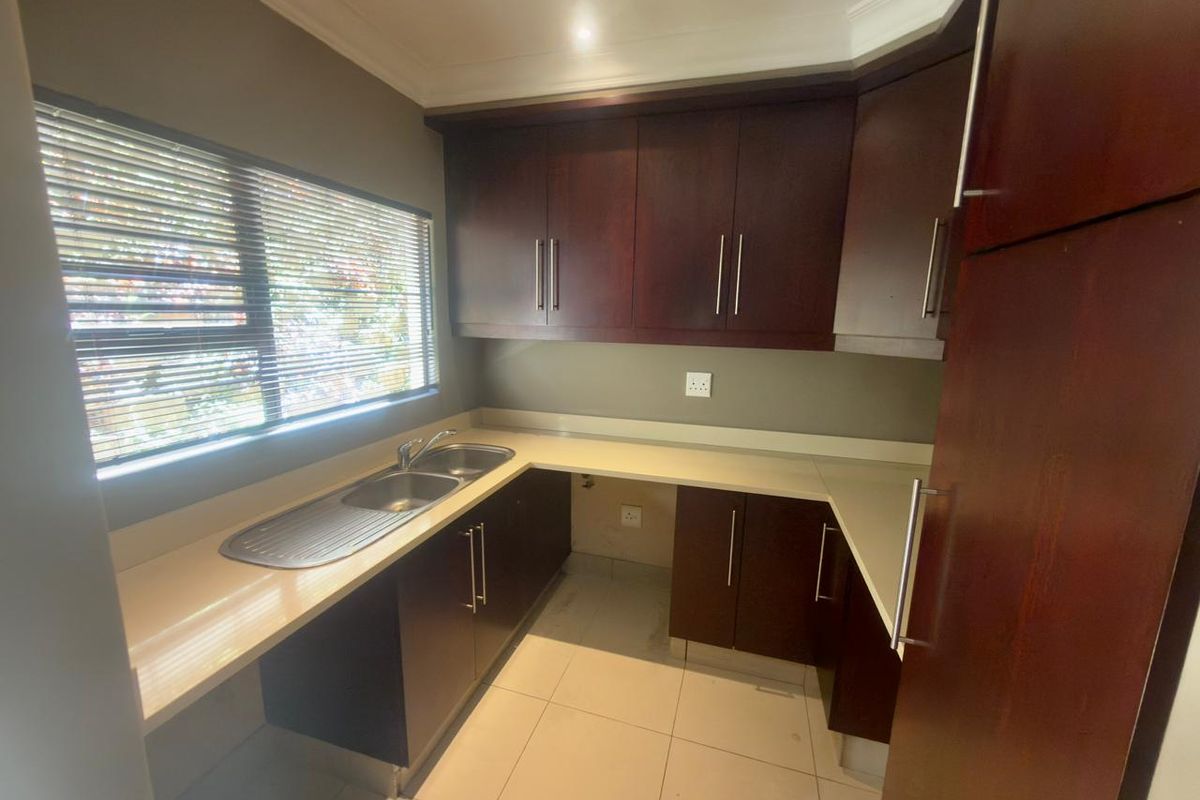 Spacious 4-Bedroom Freestanding Townhouse in La Lucia - Photo 2