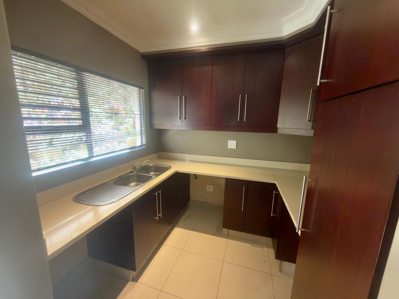 Spacious 4-Bedroom Freestanding Townhouse in La Lucia - Photo 2