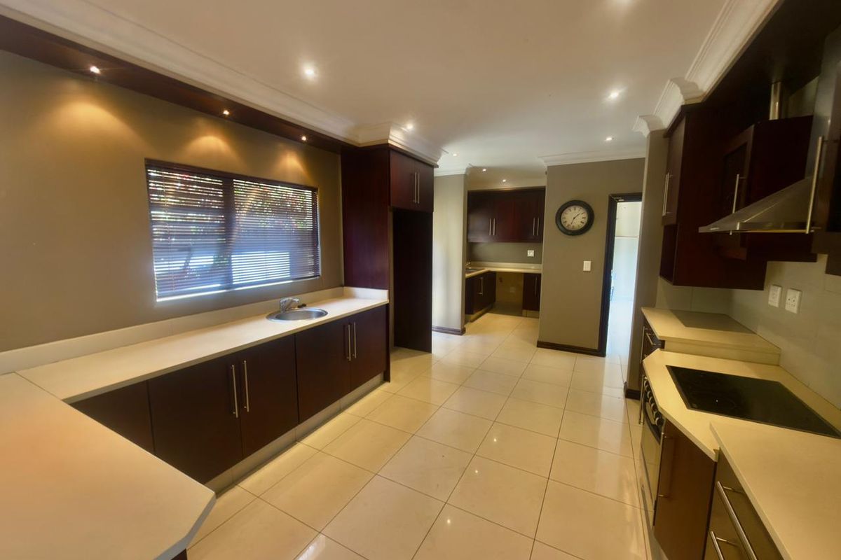 Spacious 4-Bedroom Freestanding Townhouse in La Lucia - Photo 3