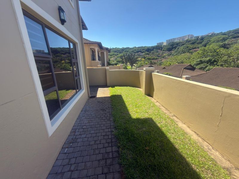 Spacious 4-Bedroom Freestanding Townhouse in La Lucia - Photo 10