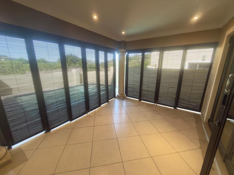 Spacious 4-Bedroom Freestanding Townhouse in La Lucia - Photo 9