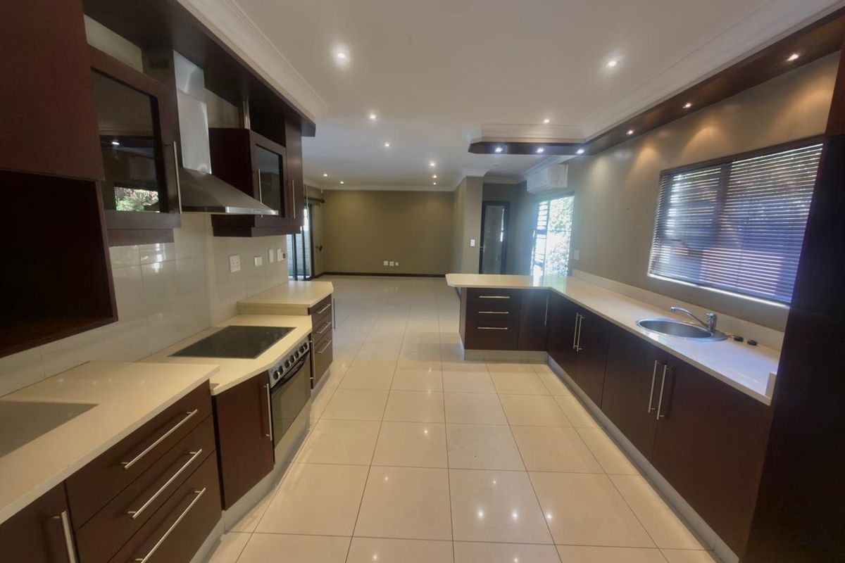 Spacious 4-Bedroom Freestanding Townhouse in La Lucia - Photo 4