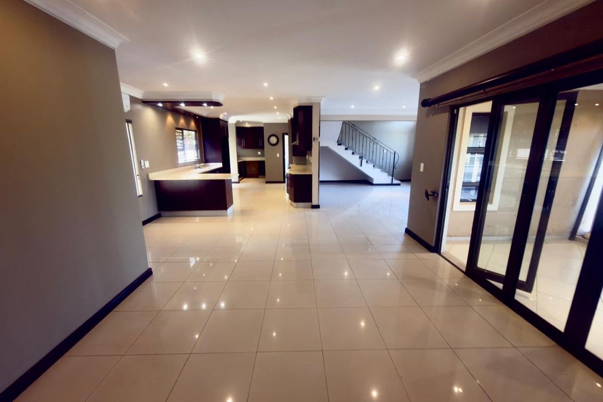 Spacious 4-Bedroom Freestanding Townhouse in La Lucia - Photo 5